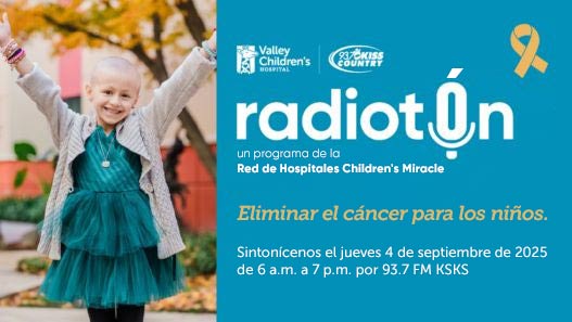 Abby, paciente de Valley Children's, posa para una foto con información sobre el radiotón