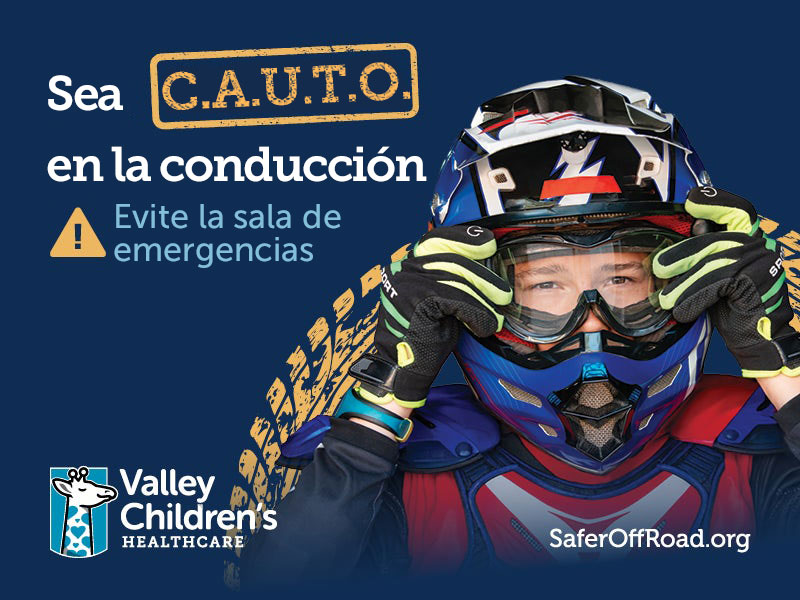 Un adolescente lleva casco y equipo de protección para conducir con mayor seguridad un vehículo todoterreno